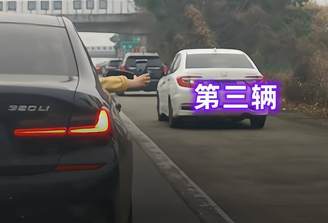 拍违章挣钱是真的吗（女子高速路上拍违章照片，被扣12分罚款200元）