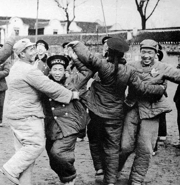 公社斗地主赚钱版（70年前的老照片，看完你有何感想？）