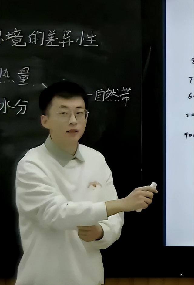 教室怎么画简单又漂亮（济南一95后地理老师，随手画出“教科书式”板书，工整程度堪比ppt）