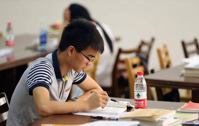 在大学校园里做什么生意最赚钱（大学生“宿舍美甲”月入过万，你怎么看？）