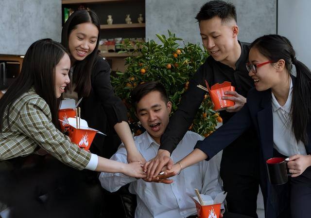 网约车收入一个月多少（网约车司机一天工作12个小时以上，能够拿到多少收入？）