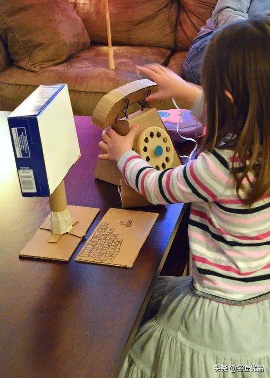 废旧纸箱手工制作大全（幼儿园纸板双层停车场）