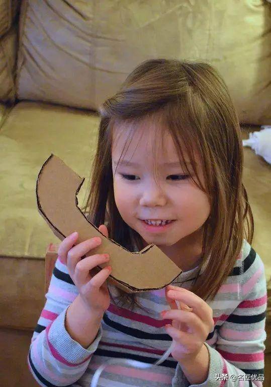 废旧纸箱手工制作大全（幼儿园纸板双层停车场）