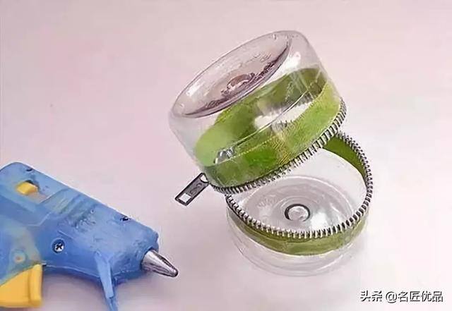 废品制作手工大全简单又漂亮（废弃的矿泉水瓶别扔，教你在家自制塑料瓶，孩子的最爱）