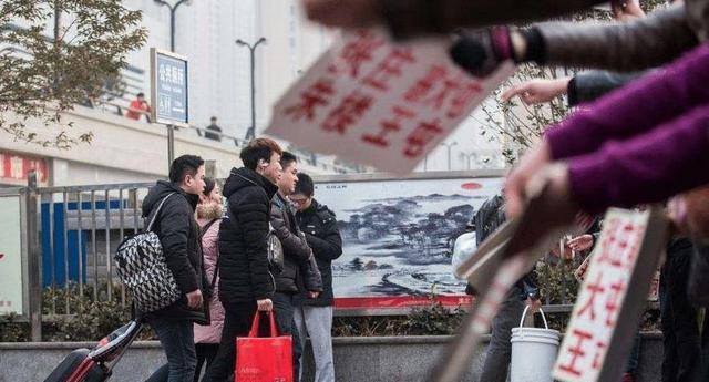 10间房小旅馆一年能挣多钱（火车站附近的宾馆老板一年能赚多少钱？）