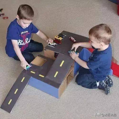 废旧纸箱手工制作大全（幼儿园纸板双层停车场）