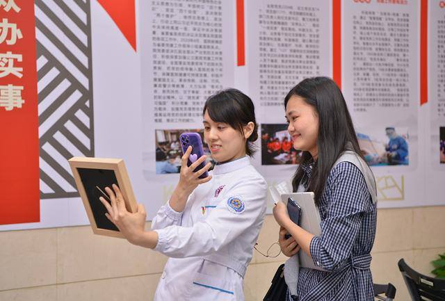 白衣天使绘画一等奖（长沙师范学院学子为白衣天使作画）
