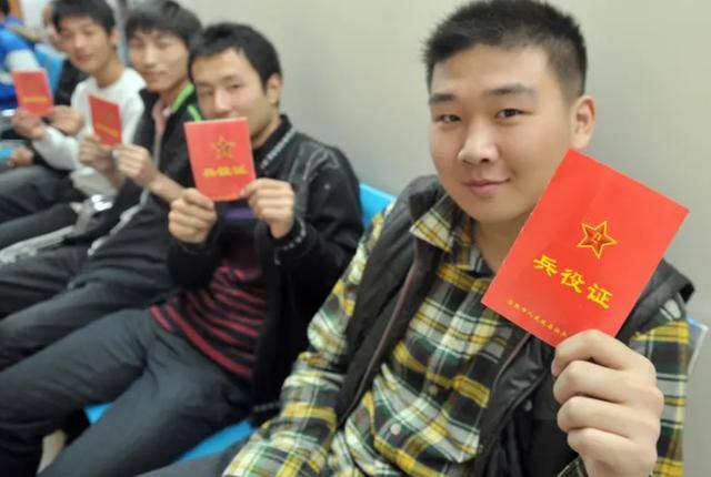 当两年兵回来一共能拿多少钱（两年义务兵退伍后，大学生应征入伍有哪些好处？）