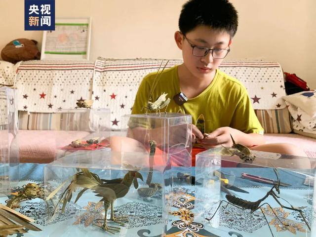 赚钱方法每天收入2000（15岁少年自学棕编6年制作各种动物造型栩栩如生）