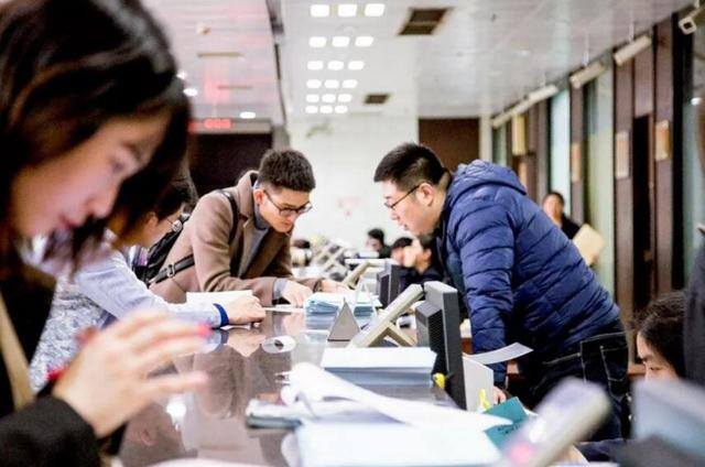 社工一个月能挣多少钱（在深圳做保安，一个月能够拿多少工资？网友：一个月3000元）