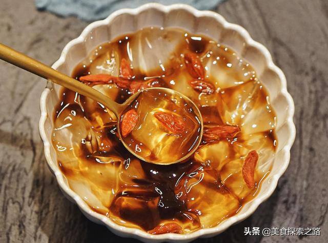 夜市上摆摊卖啥简单又赚钱（地摊卖什么小吃最赚钱）