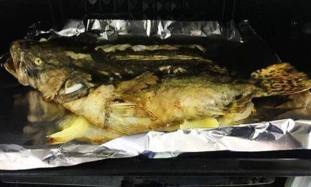 自己在家做烤鱼最简单的做法（家庭版烤鱼，夏天流着汗吃更够味）