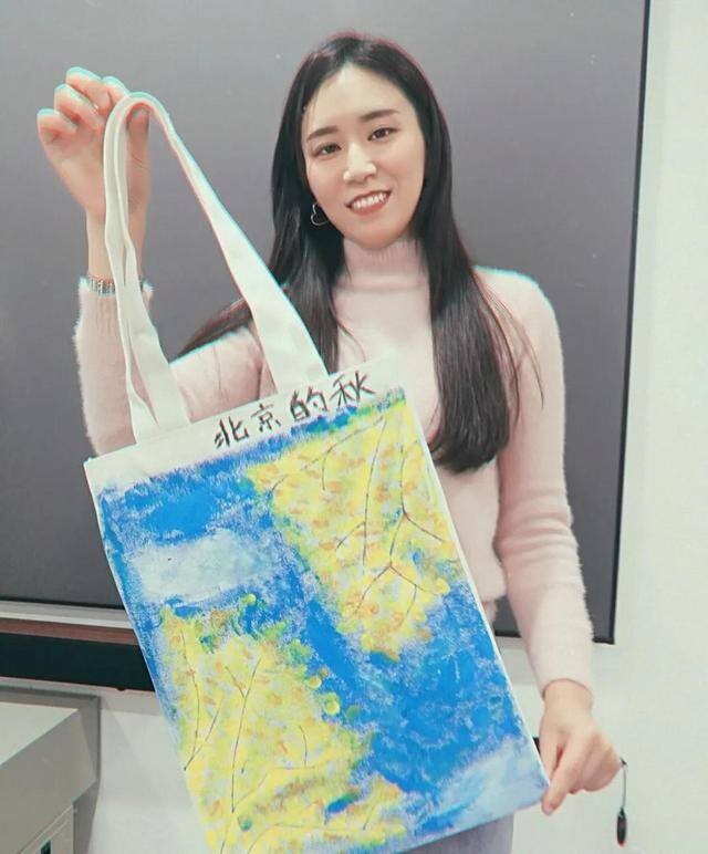 书包怎么画简单好看（爱学习志愿者为山区孩子绘制帆布包）