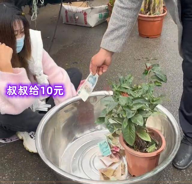 众人帮赚钱（山东济宁：女子街头“乞讨”收入200多，专家呼吁：年轻人不该躺平）