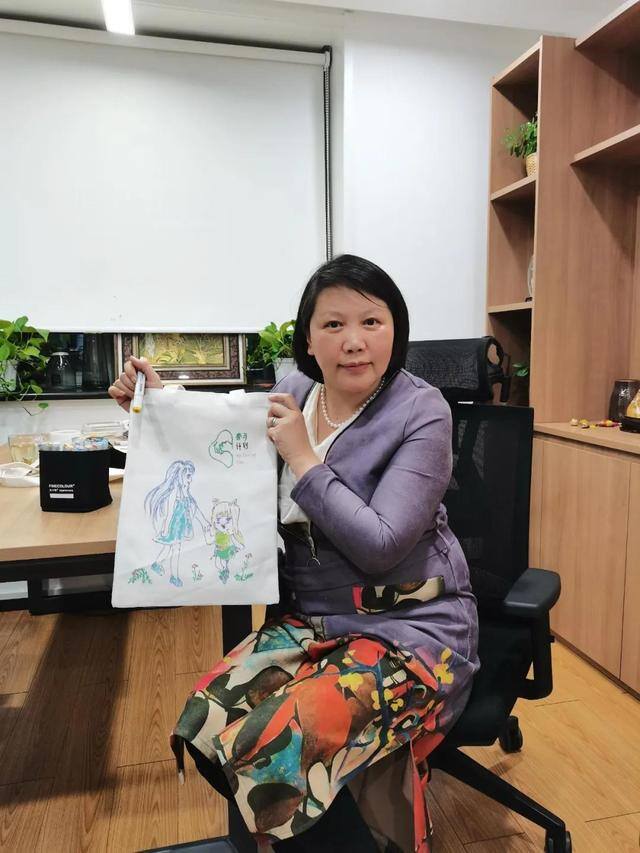 书包怎么画简单好看（爱学习志愿者为山区孩子绘制帆布包）
