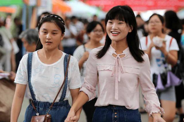 在大学校园里做什么生意最赚钱（大学生“宿舍美甲”月入过万，你怎么看？）