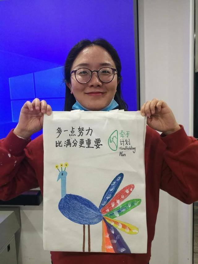 书包怎么画简单好看（爱学习志愿者为山区孩子绘制帆布包）