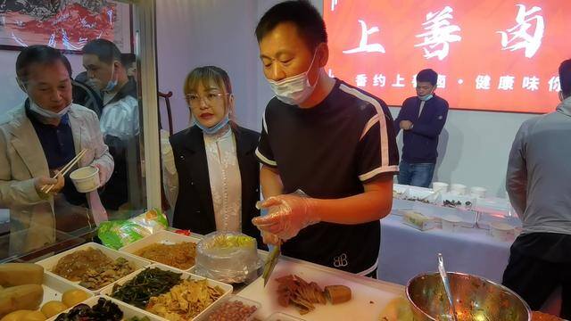 吸引小孩子的摆摊生意（摆摊卖卤味怎么用产品吸引客户）