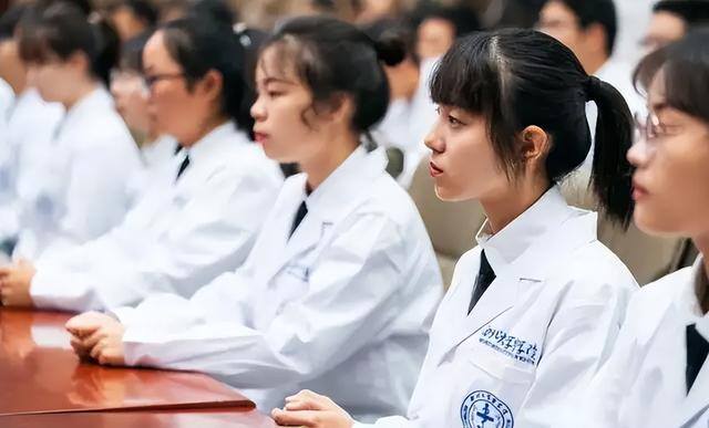 心理医生一个月能赚多少钱（上海医学专业的学生，毕业后工作怎么样？）