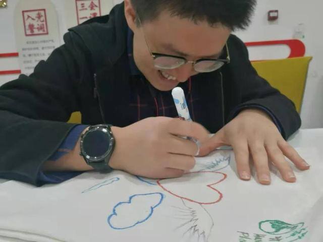书包怎么画简单好看（爱学习志愿者为山区孩子绘制帆布包）