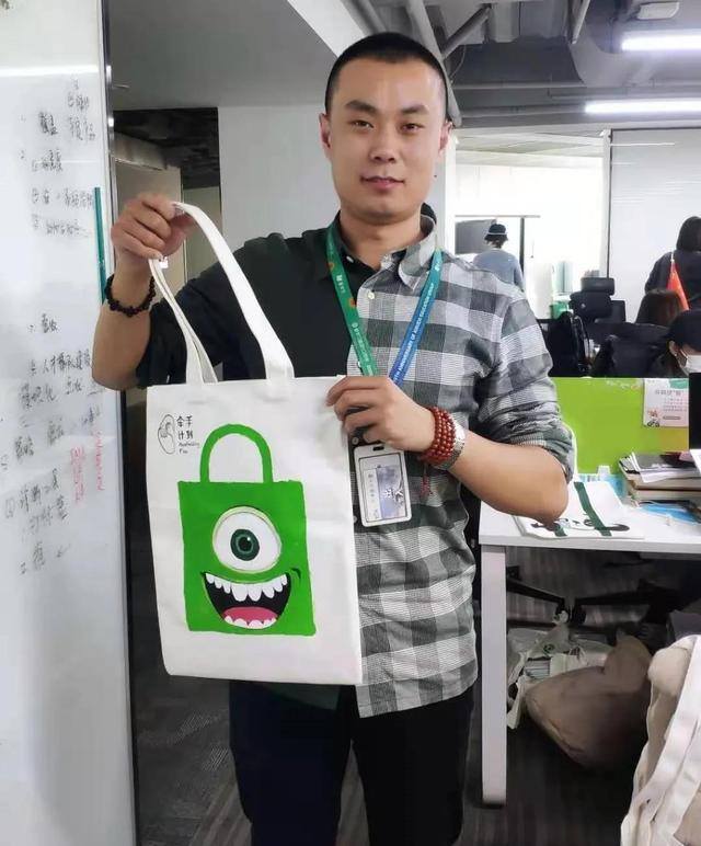 书包怎么画简单好看（爱学习志愿者为山区孩子绘制帆布包）