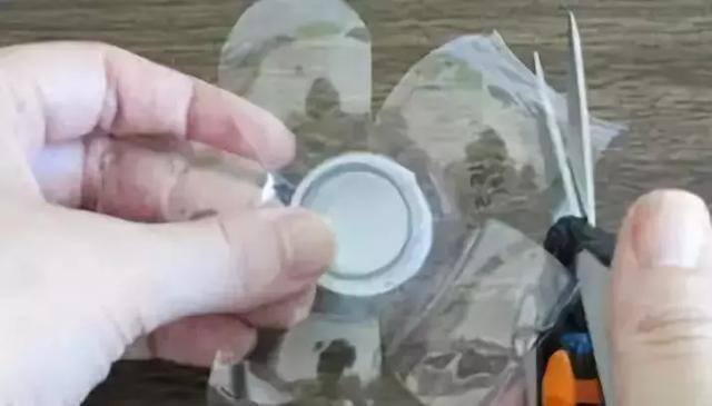 用矿泉水瓶做手工简单又漂亮（废弃的矿泉水瓶别扔，教你在家自制塑料瓶，孩子的最爱）