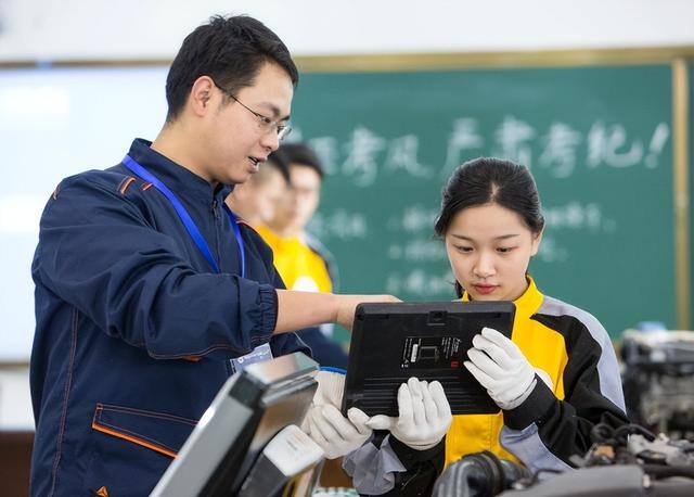一个大专文凭能干什么（专科生毕业后，在校大学生从事什么工作最好？答案很现实）