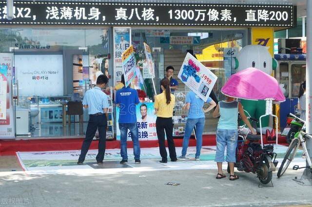 手机如何赚钱（广东一家手机店，老板利用“半价”做活动，一年收款1000万）