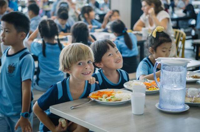 上学的孩子（在泰国上学的孩子，到底过着怎样的校园生活？）
