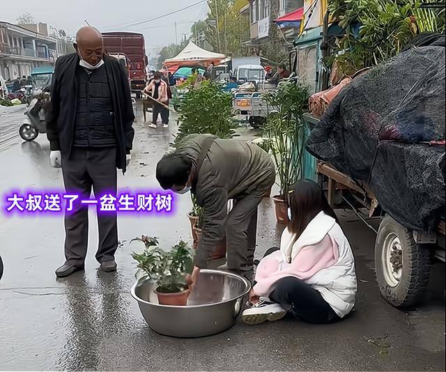 众人帮赚钱（山东济宁：女子街头“乞讨”收入200多，专家呼吁：年轻人不该躺平）