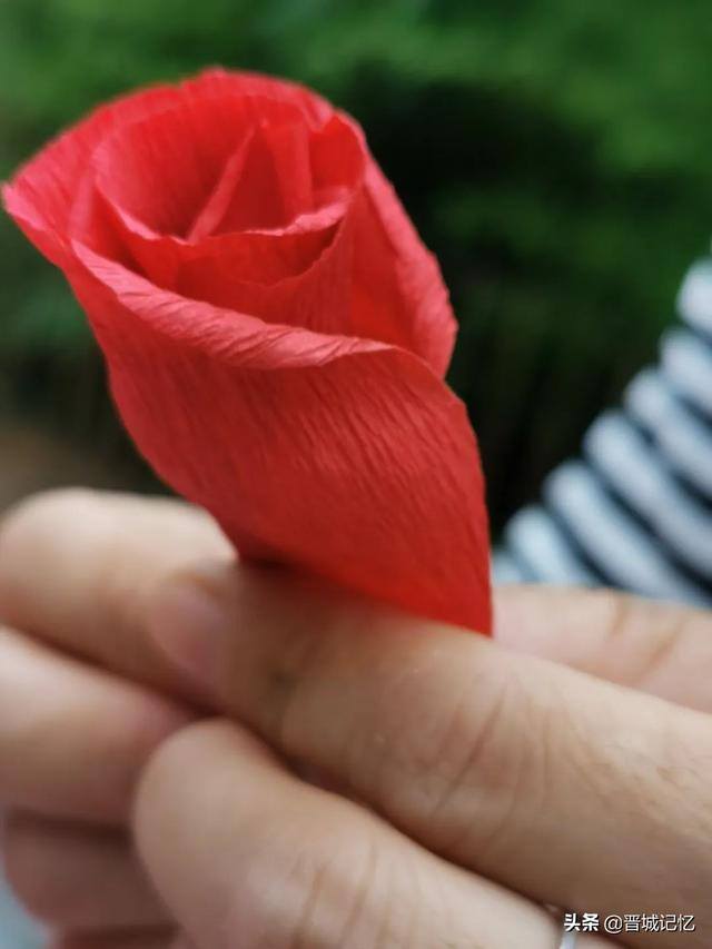 手工玫瑰花的做法教程（手把手教你制作一朵美丽的玫瑰）