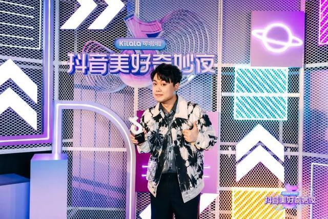 真正唱歌赚钱的软件有哪些（一面镜子、156.4万次，只靠对着ppt转发就能做到）