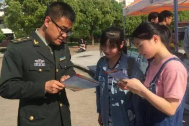 当两年兵回来一共能拿多少钱（两年义务兵退伍后，大学生应征入伍有哪些好处？）