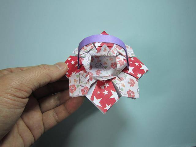 手工花篮折纸制作步骤（漂亮的小花篮折纸教程，简单易学，手工折纸）