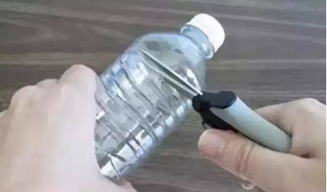 用矿泉水瓶做手工简单又漂亮（废弃的矿泉水瓶别扔，教你在家自制塑料瓶，孩子的最爱）