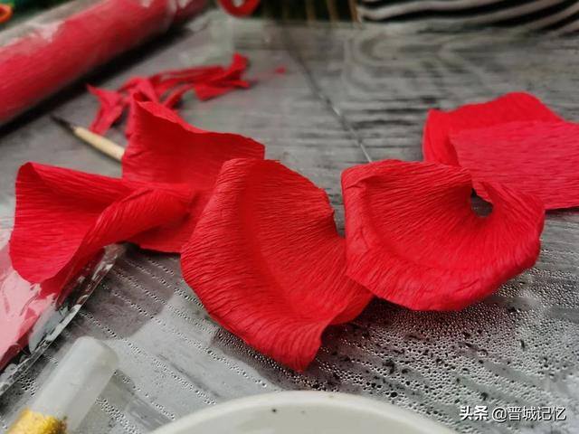手工玫瑰花的做法教程（手把手教你制作一朵美丽的玫瑰）