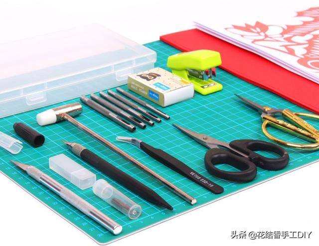 手工做贺卡（手工diy：新年贺卡不用买，自己就能做，几张卡纸就搞定）