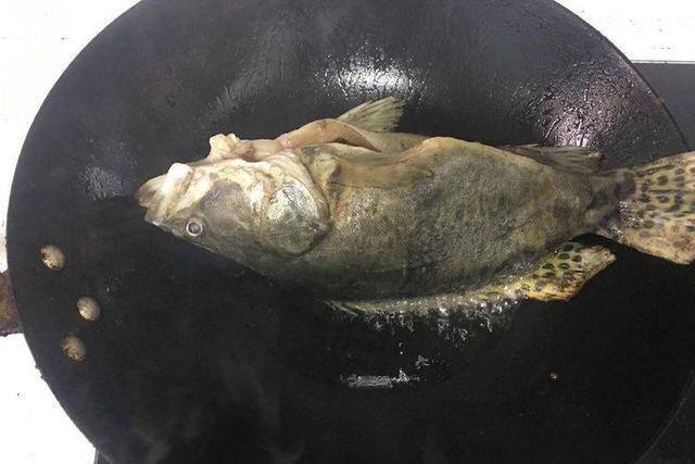自己在家做烤鱼最简单的做法（家庭版烤鱼，夏天流着汗吃更够味）