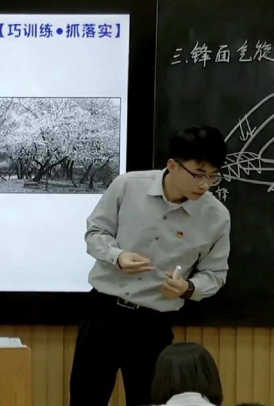 教室怎么画简单又漂亮（济南一95后地理老师，随手画出“教科书式”板书，工整程度堪比ppt）