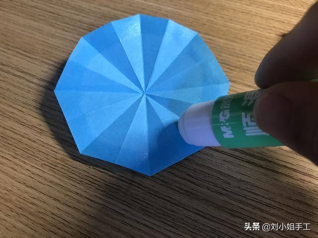 手工小雨伞的简单做法（简单易学的折纸小雨伞）