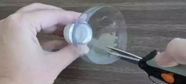 用矿泉水瓶做手工简单又漂亮（废弃的矿泉水瓶别扔，教你在家自制塑料瓶，孩子的最爱）