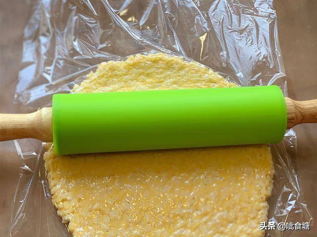 米饭锅巴怎么做简单的在家里做（剩米饭别再炒着吃了，我这个方法做成锅巴，好吃又简单，我家常吃）