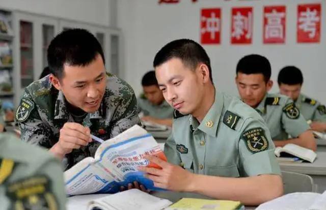 当两年兵回来一共能拿多少钱（两年义务兵退伍后，大学生应征入伍有哪些好处？）