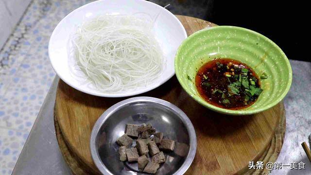 酸辣粉怎么做在家简单做配料（酸辣过瘾的酸辣粉做法，麻、辣、鲜、香、酸且油而不腻）