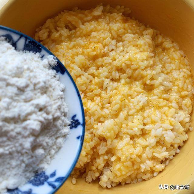 米饭锅巴怎么做简单的在家里做（剩米饭别再炒着吃了，我这个方法做成锅巴，好吃又简单，我家常吃）