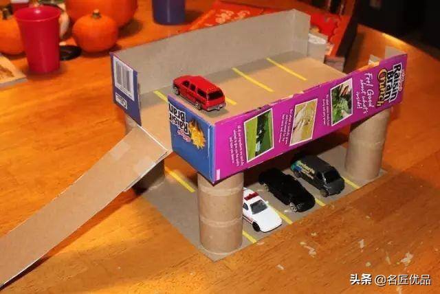 废旧纸箱手工制作大全（幼儿园纸板双层停车场）