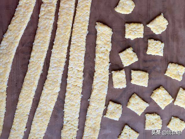 米饭锅巴怎么做简单的在家里做（剩米饭别再炒着吃了，我这个方法做成锅巴，好吃又简单，我家常吃）