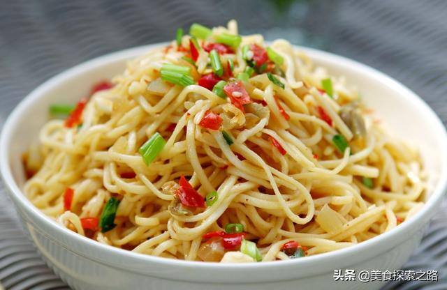 夜市上摆摊卖啥简单又赚钱（地摊卖什么小吃最赚钱）