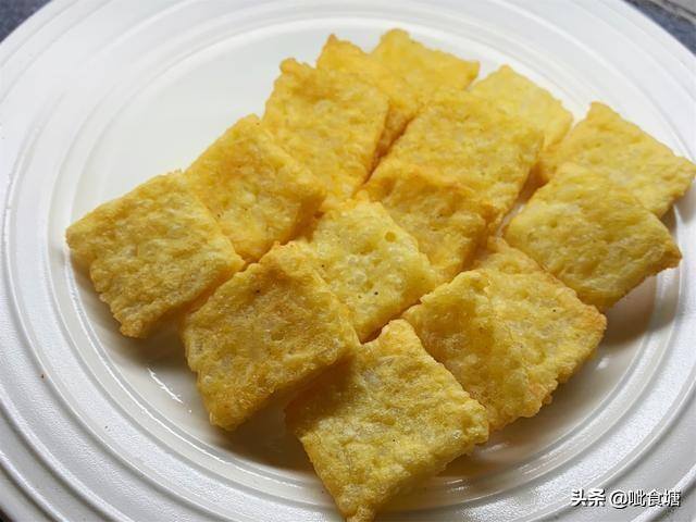 米饭锅巴怎么做简单的在家里做（剩米饭别再炒着吃了，我这个方法做成锅巴，好吃又简单，我家常吃）