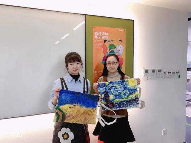 书包怎么画简单好看（爱学习志愿者为山区孩子绘制帆布包）